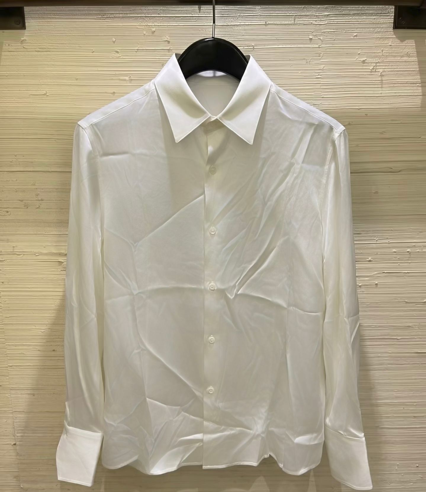 White shirt with deep folds after Evoto wrinkle removal