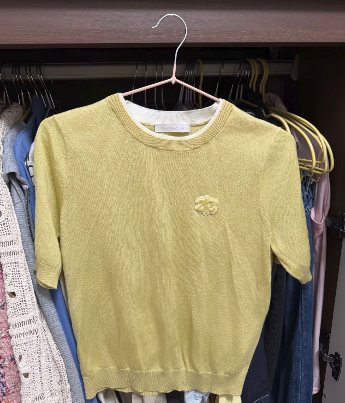 Yellow knit top with a chest motif after Evoto wrinkle removal