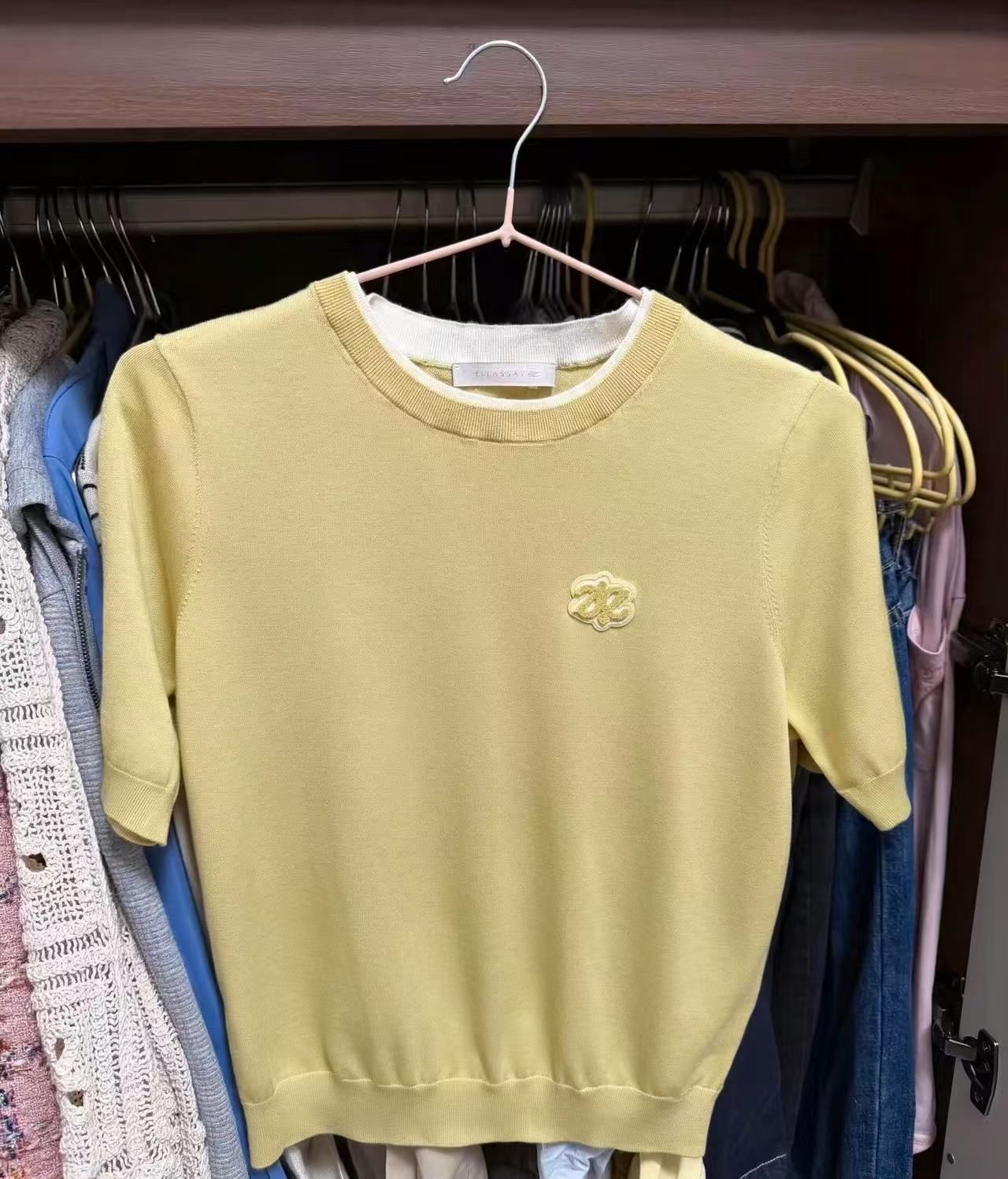 Yellow knit top with a chest motif after Snappyit wrinkle removal