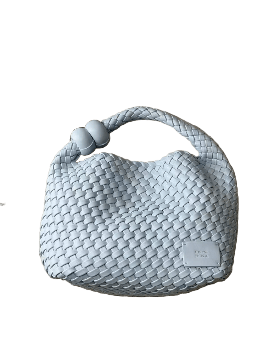 The woven handbag cut out by Fotor at the full 1200 by 1600 of the original