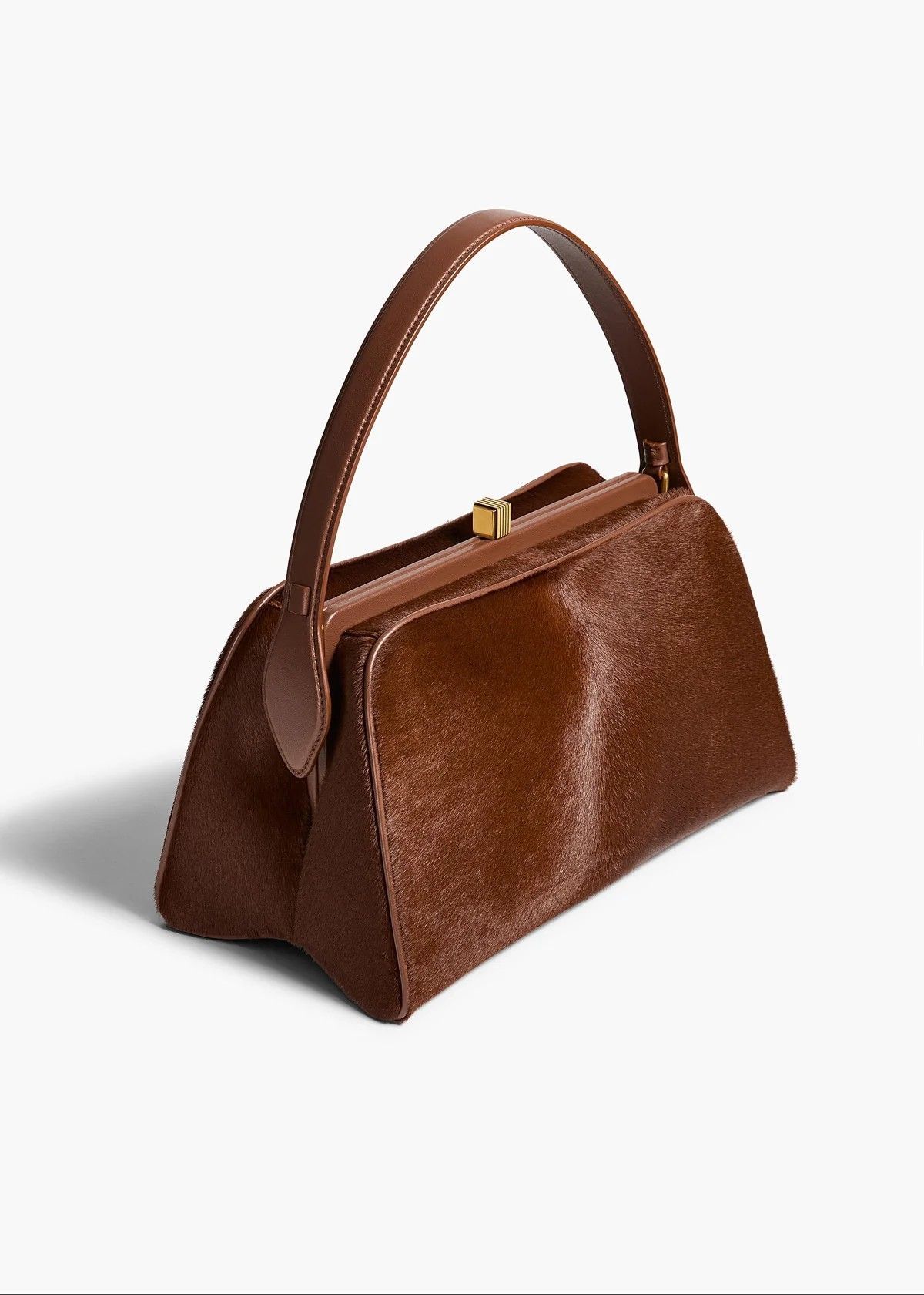 Acessórios antes da recoloração da IA – foto original da bolsa no contexto do estilo de vida