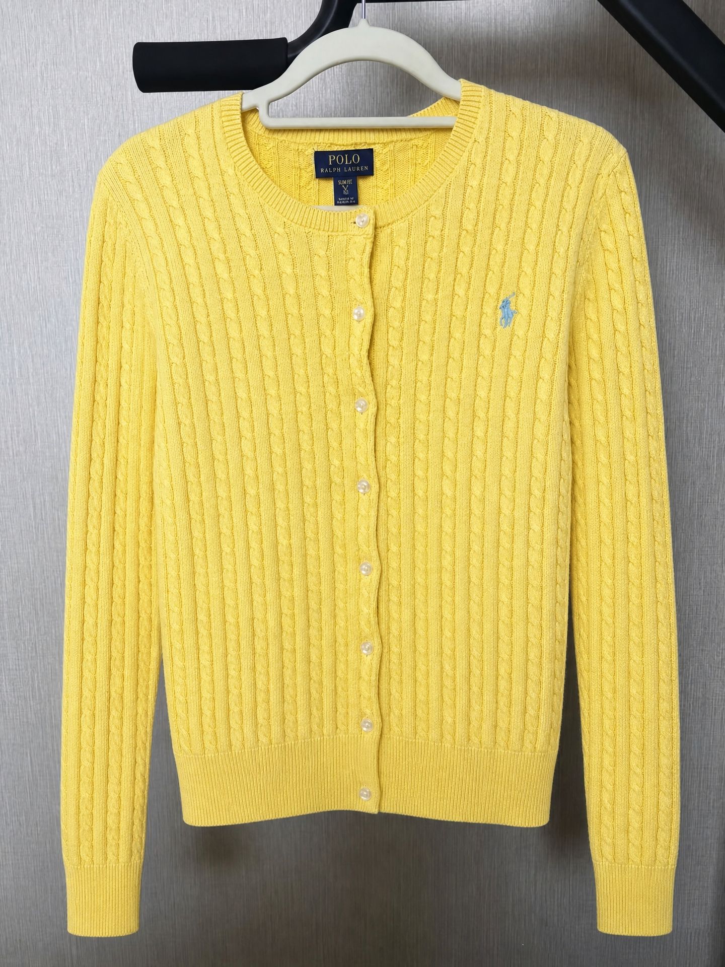 Cable-knit cardigan — smooth photo