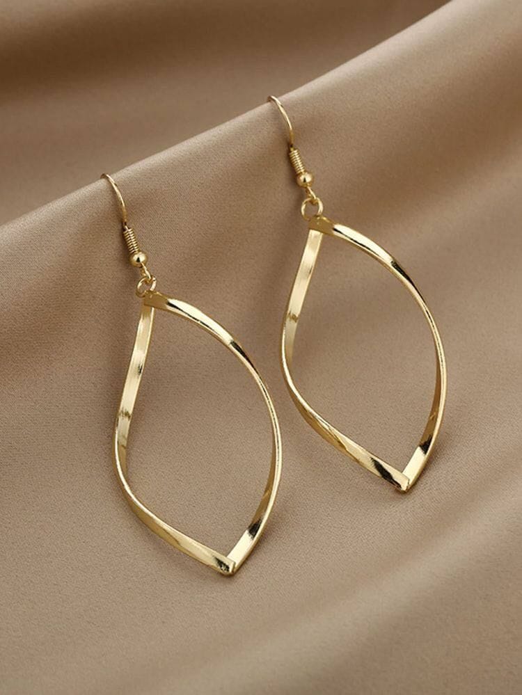 Earring source photo before catalog retouching