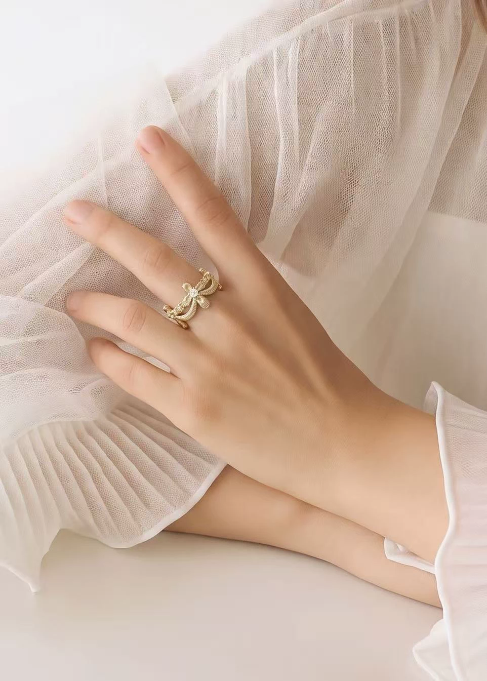 Snappyit ring output on a hand resting on white tulle
