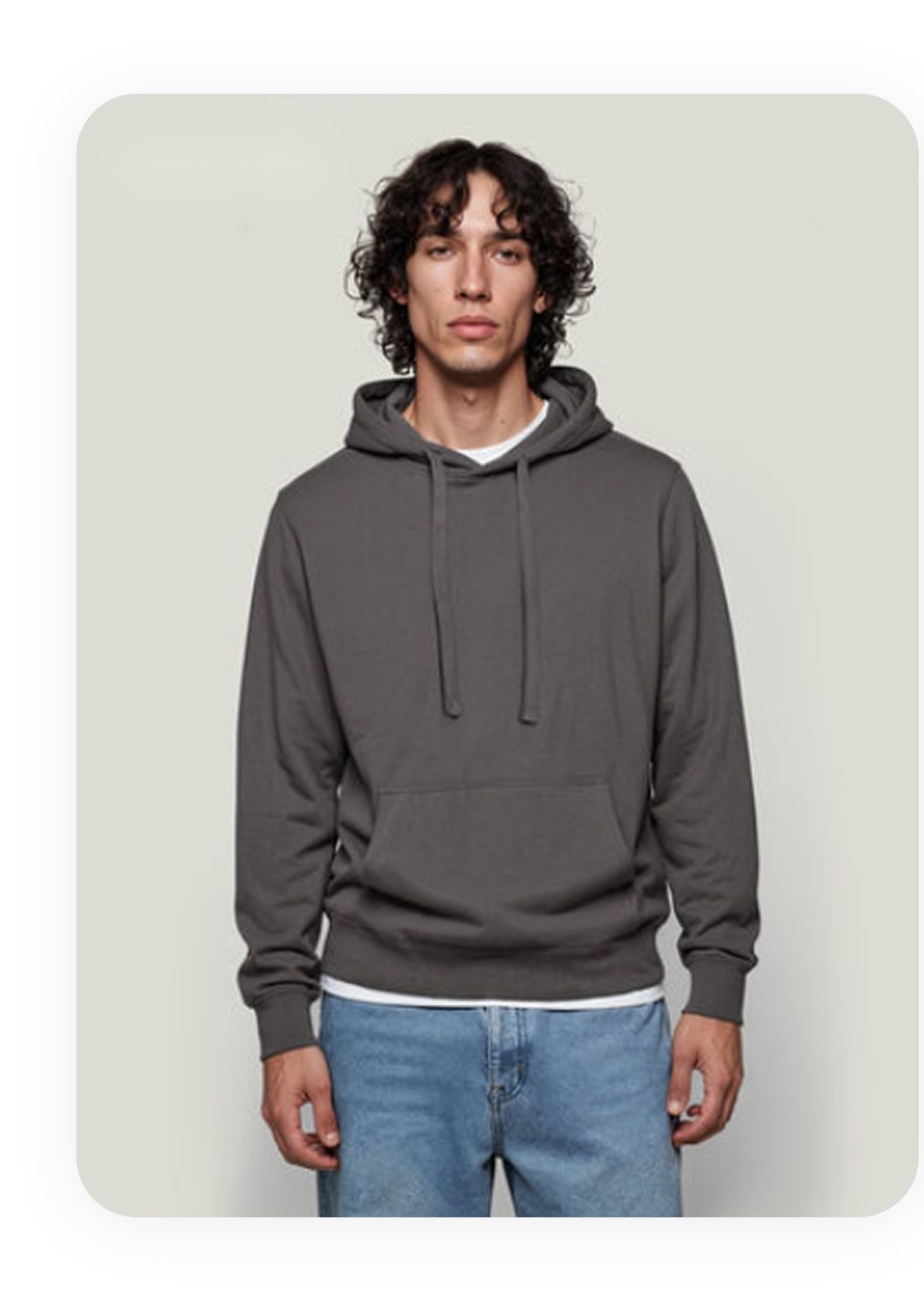 Gebrauchter grauer Kapuzenpullover, fotografiert mit einer Person vor einer schlichten Wand