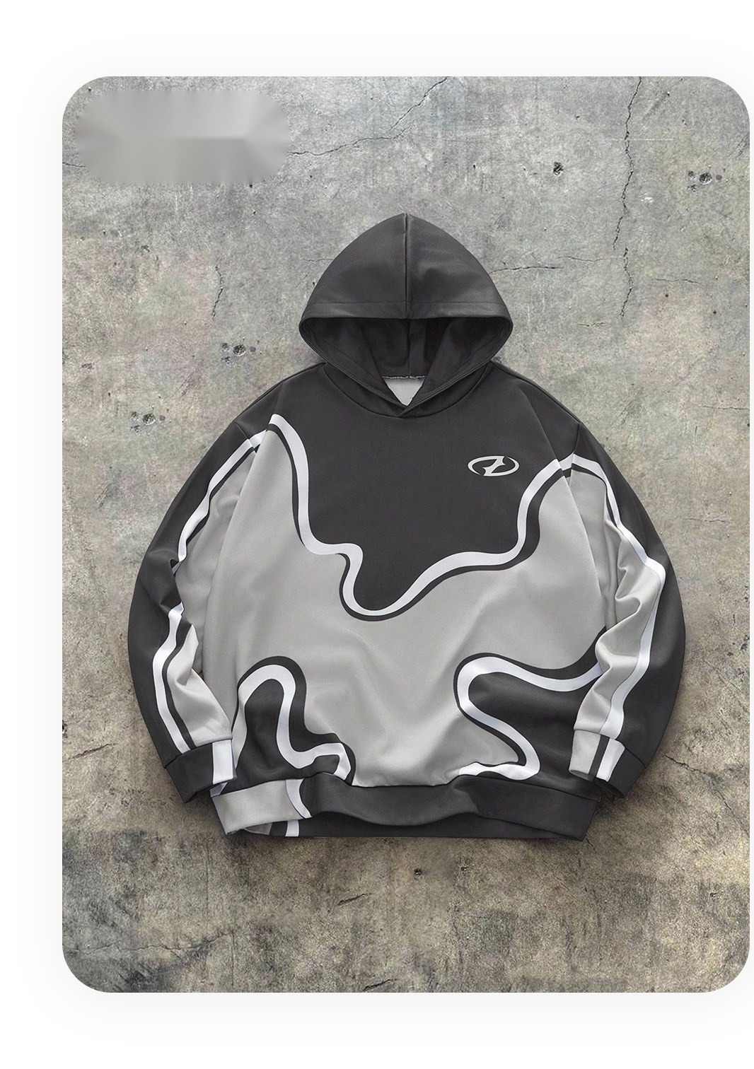 Schlichter Streetwear-Hoodie mit Graffiti-Print, flach auf rauem Beton fotografiert