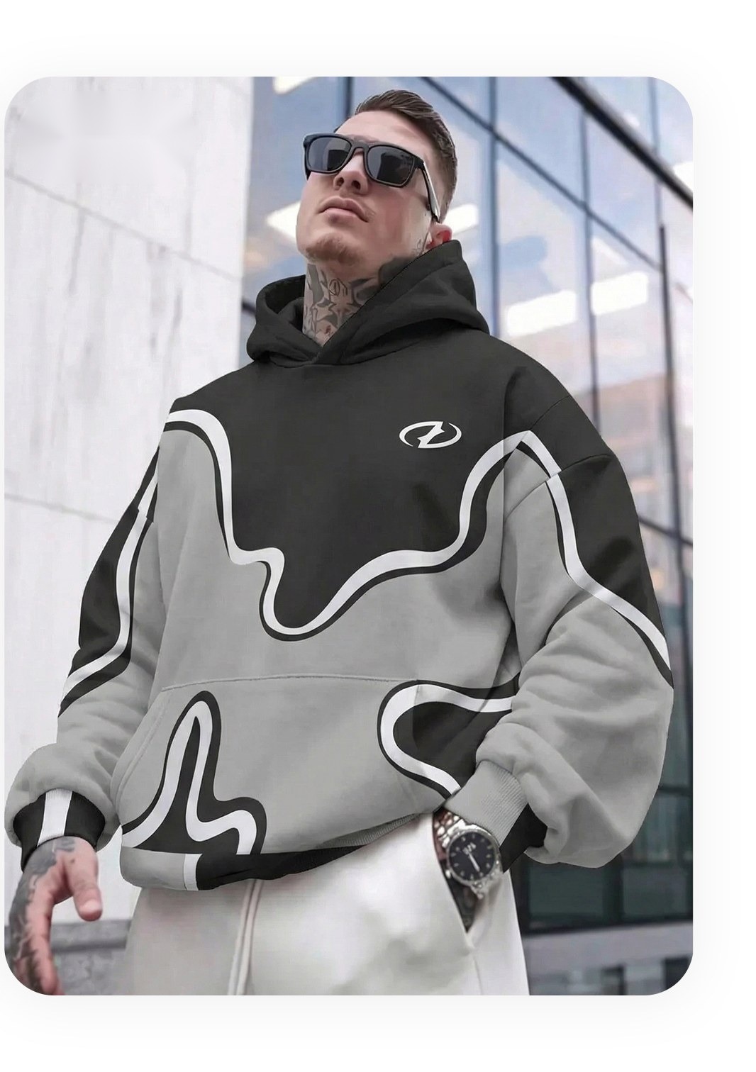 Derselbe Streetwear-Hoodie, gezeigt an einem KI-Männchenmodell in einer städtischen Architekturumgebung mit Sonnenbrille
